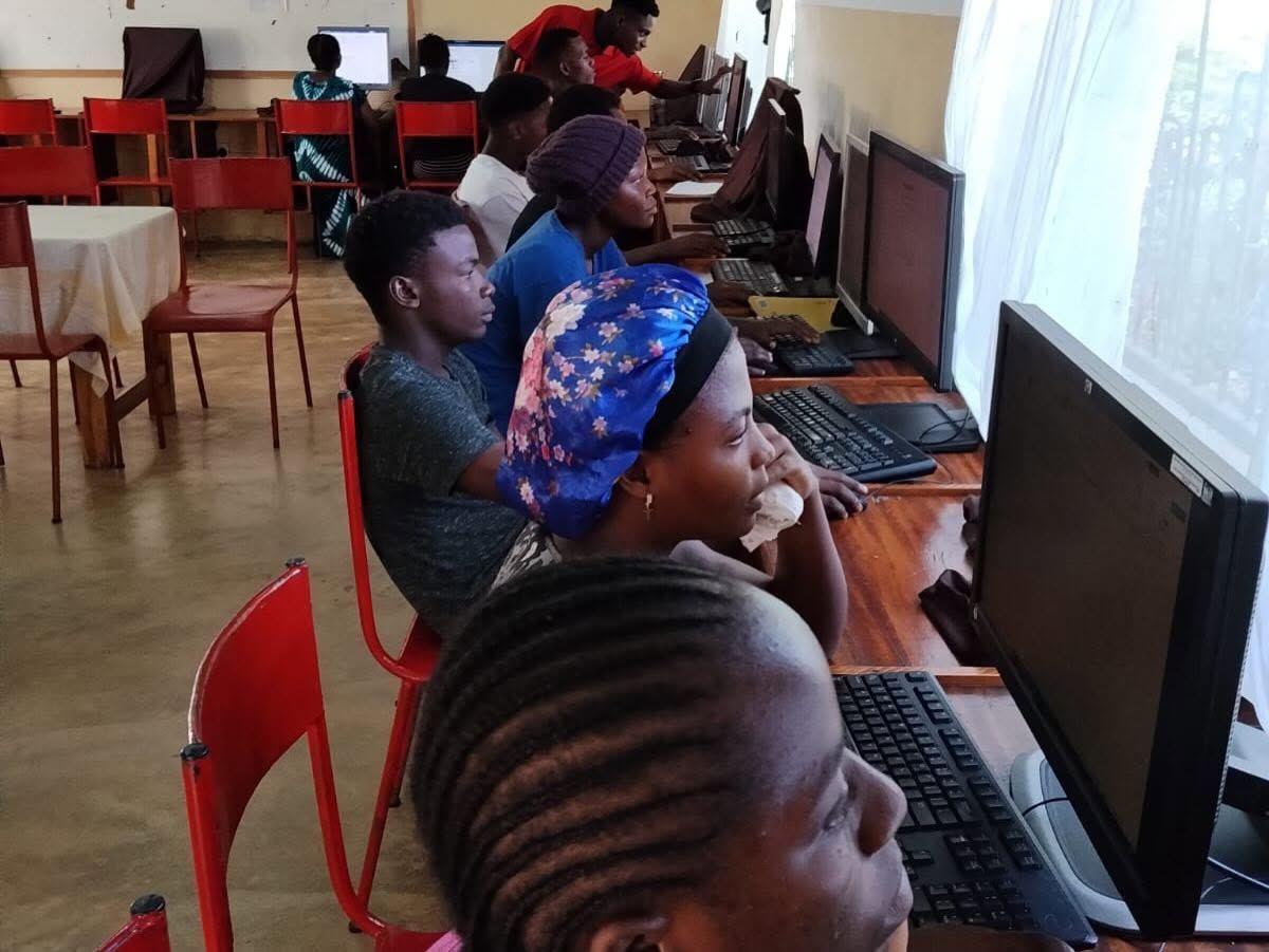 Jugendliche im Computerraum der Schule