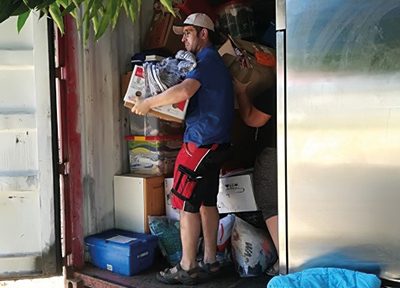 Ein Hilfscontainer wird beladen