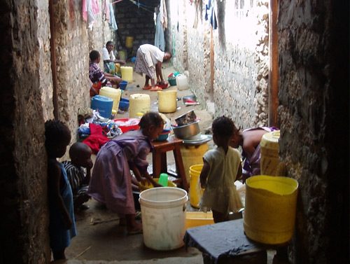 Kinder in einem Hinterhof in Mtwapa