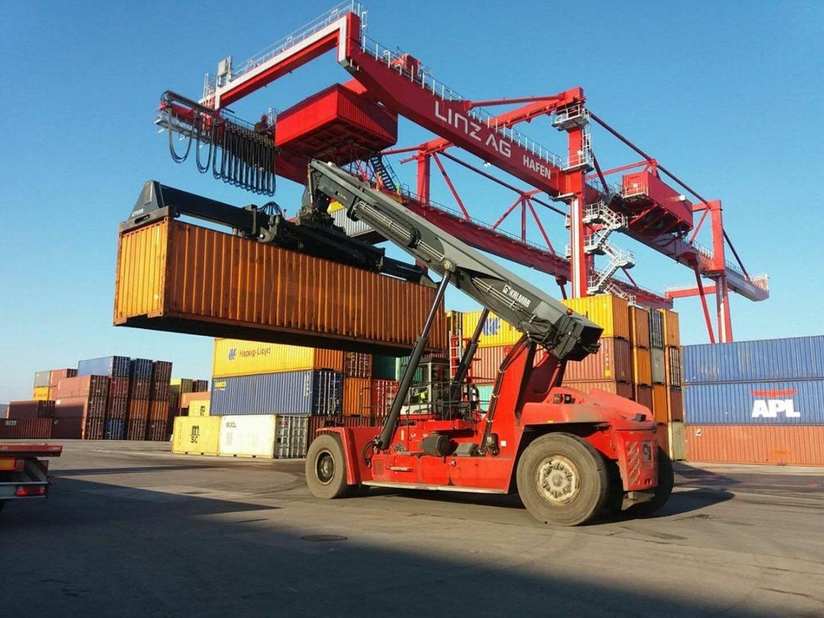 Container im Hafen Linz vor der Reise nach Kenia