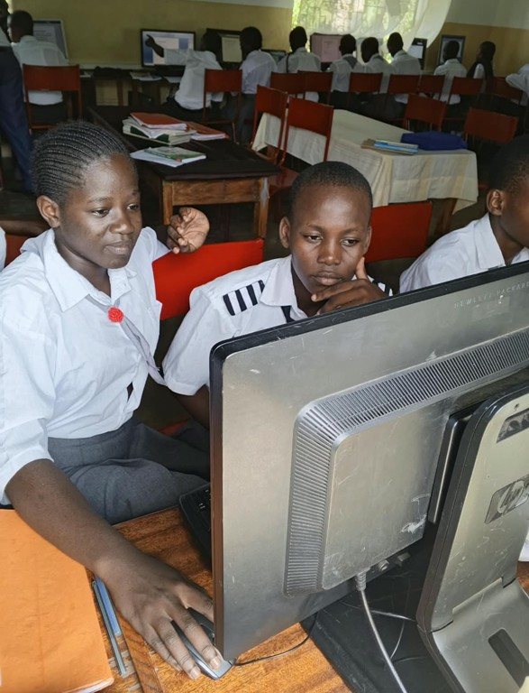 Schülerinnen und Schüler am Computer
