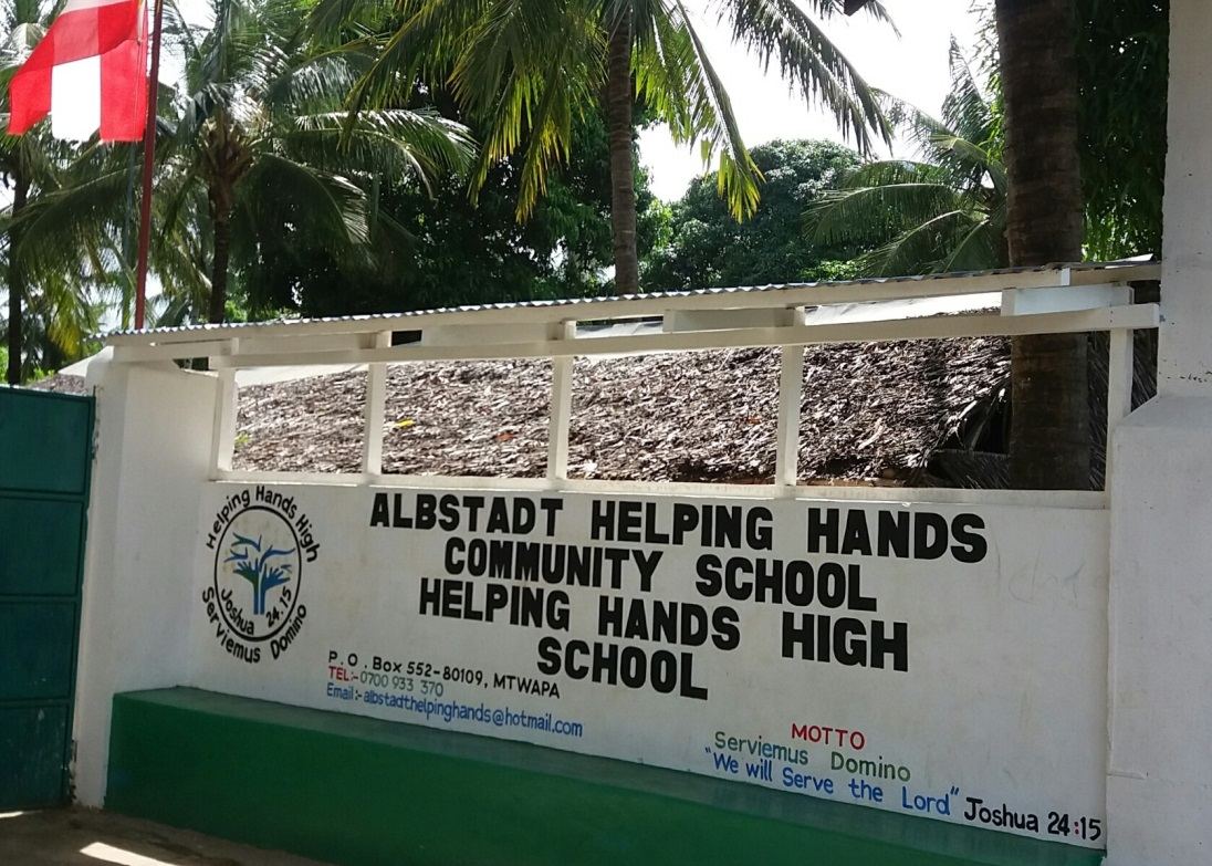Eingang der Helping Hands Community School