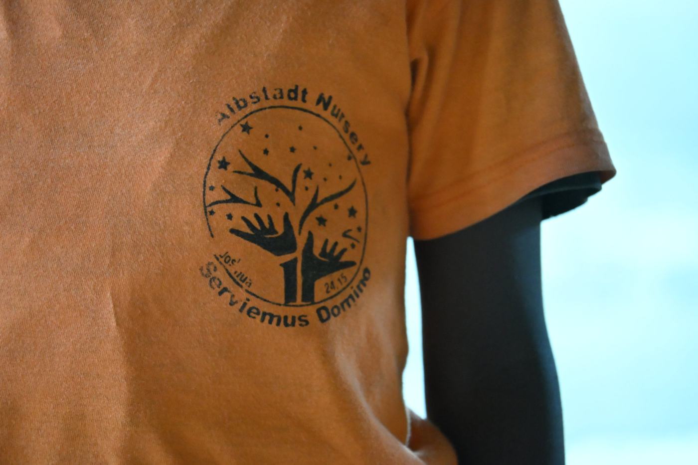 Logo der Albstadt Nursery auf dem T-Shirt eines Kindergartenkindes
