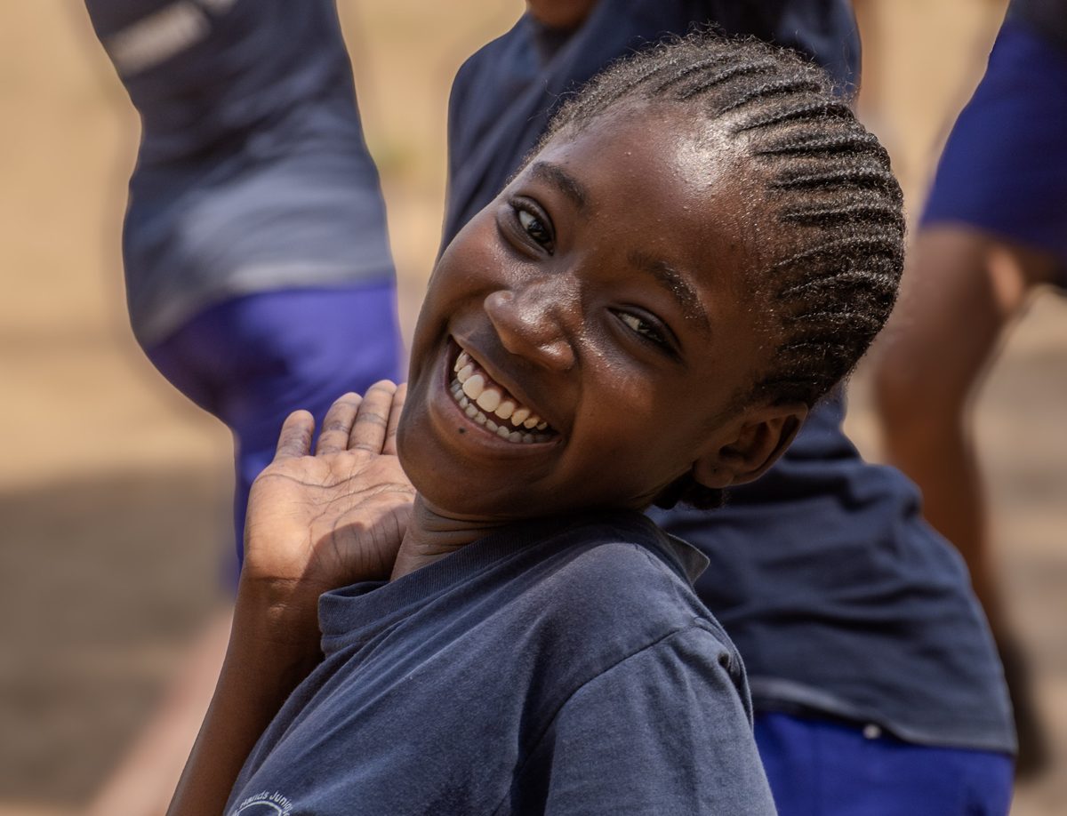 Ein lachendes Mädchen der Helping Hands Schule