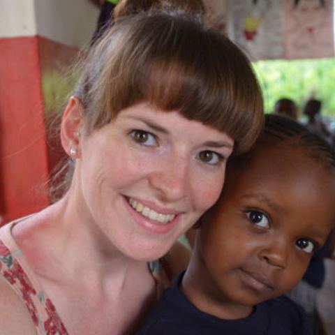 Volontärinnen und Volontäre an der Helping Hands Community School