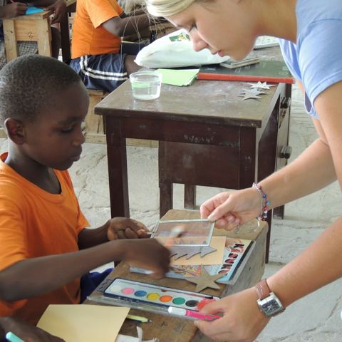 Volontärinnen und Volontäre an der Helping Hands Community School