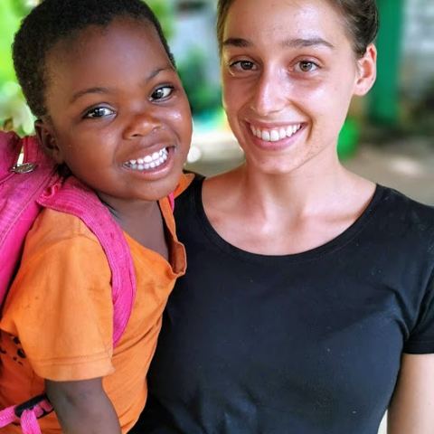 Volontärinnen und Volontäre an der Helping Hands Community School