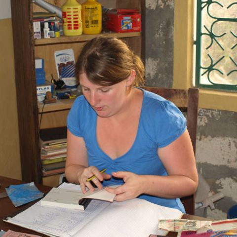 Volontärinnen und Volontäre an der Helping Hands Community School