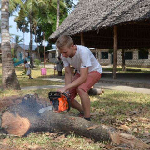 Volontärinnen und Volontäre an der Helping Hands Community School