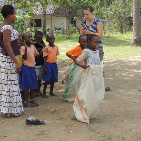 Volontärinnen und Volontäre an der Helping Hands Community School