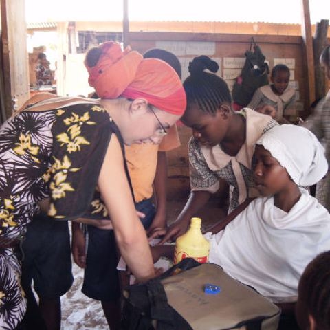 Volontärinnen und Volontäre an der Helping Hands Community School