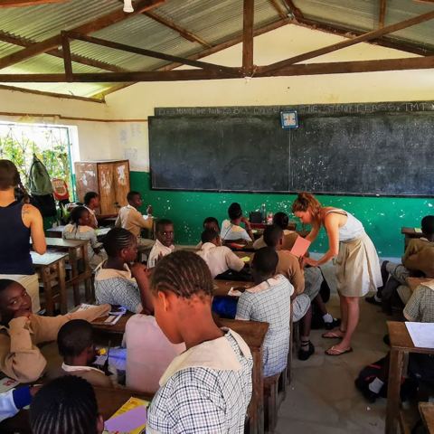Volontärinnen und Volontäre an der Helping Hands Community School