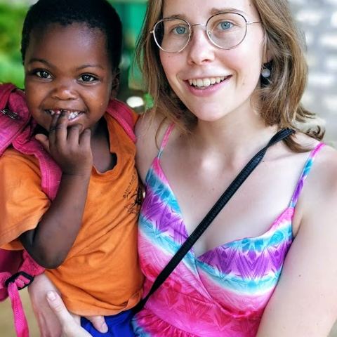 Volontärinnen und Volontäre an der Helping Hands Community School