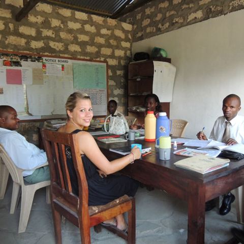 Volontärinnen und Volontäre an der Helping Hands Community School