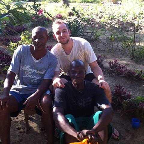 Volontärinnen und Volontäre an der Helping Hands Community School