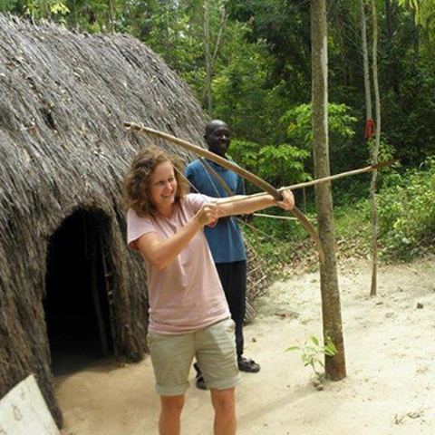 Volontärinnen und Volontäre an der Helping Hands Community School